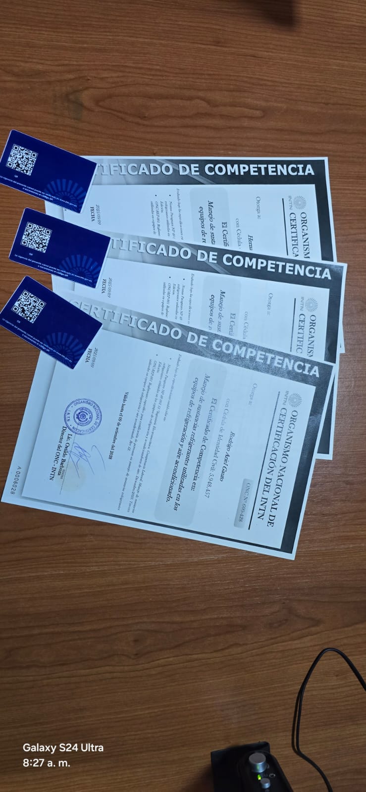Entrega de reconocimiento en la oficina de Friogar